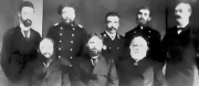 Т.С. Востротин (в нижнем ряду первый справа) с золотопромышленниками и общественными деятелями