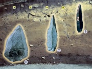 Раскоп и каменные остроконечники со стоянки Усть-Каракол: 1, 2 – средний палеолит; 3 – верхний палеолит