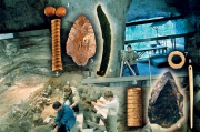 Изделия бронзового (1–4) и каменного (5–8) веков из Денисовой пещеры. 1 – костяная застежка, 2 – костяной игольник, 3 – каменный наконечник , 4 – бронзовый нож, 5 – костяная орнаментированная пронизка, 6 – каменный остроконечник, 7 – бусина из бивня мамонта, 8 – костяная игла с ушком