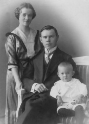 В.А. Винокуров с женой и сыном